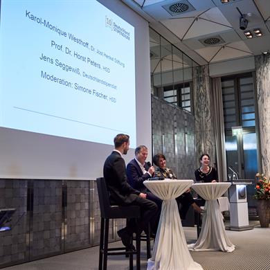 In a panel discussion moderated by press officer Simone Fischer, the Deutschlandstipendium was examined from the various perspectives of the university, the sponsors and the scholarship holders. 